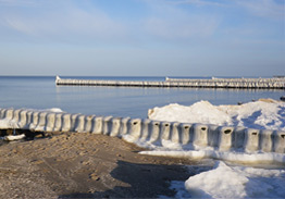 Ostsee Usedom mit Schnee und eisumschlossenen Buhnen